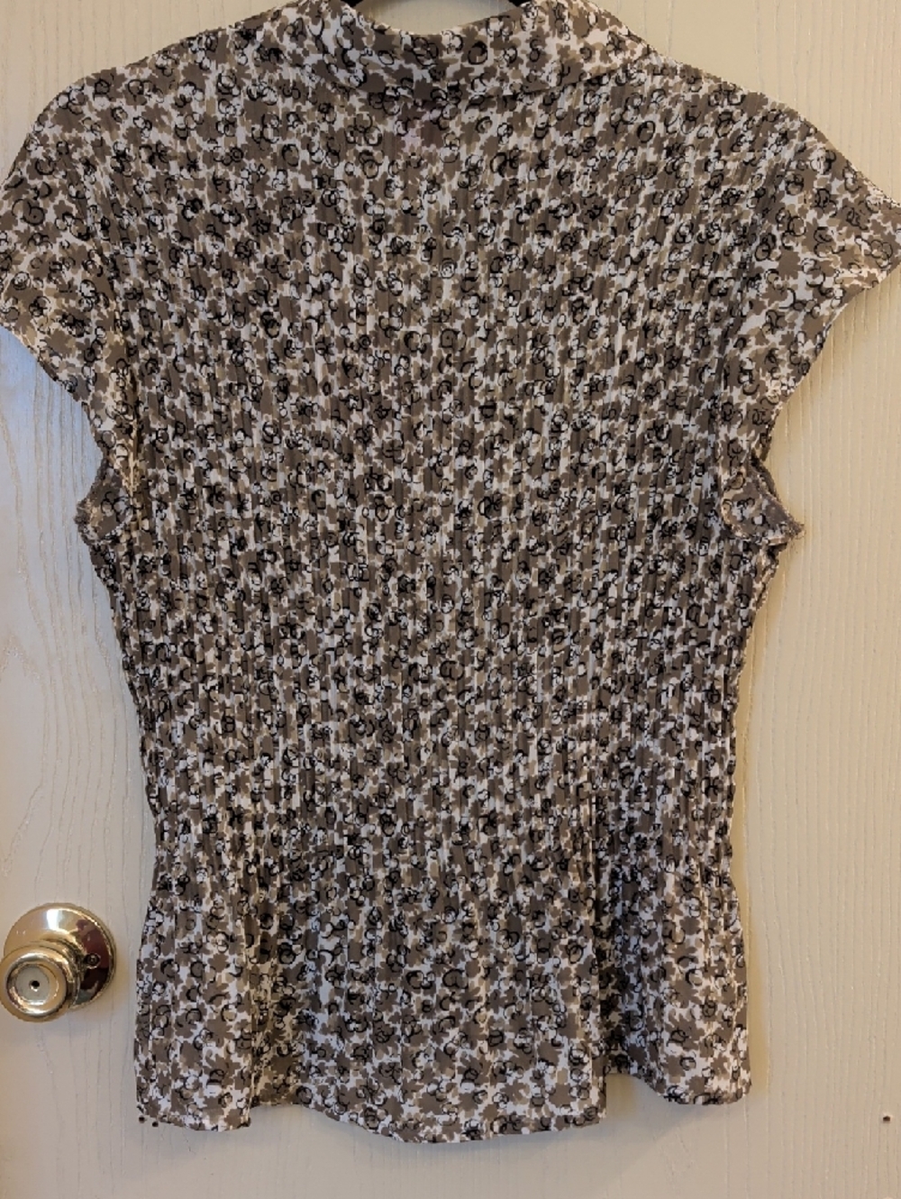 Sunny Leigh Brown and White Pleated Floral Cap Sleeve Blouse - Size L - Picture 4 of 6